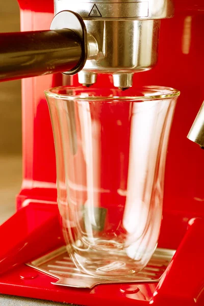 红色复古风格的咖啡机与拿铁玻璃特写 — 图库照片
