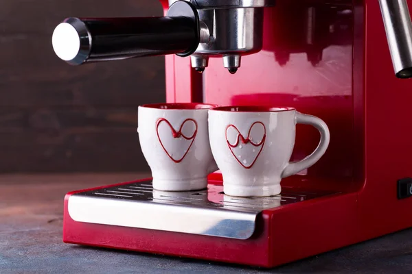 两杯黑咖啡早晨在红色咖啡机。为您的设计提供模型, — 图库照片