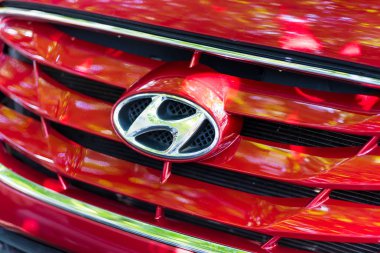 Kiev, Ukrayna -Ağustos, 2019: Hyundai otomobil markasının yakın çekim logoları. Hyundai Motor Company, Güney Kore merkezli çok uluslu otomotiv şirketi.