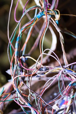 Tamir edilen eski arabadaki kablolama sistemi