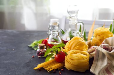 Bir taş masada taze ev yapımı makarna malzemeleri , kopya alanı