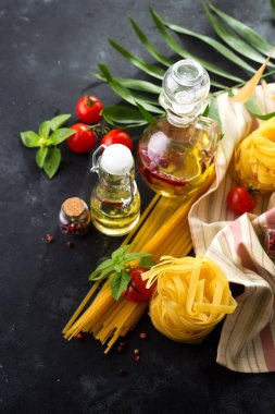 Bir taş masa üst görünümünde taze ev yapımı makarna malzemeleri , kopya alanı