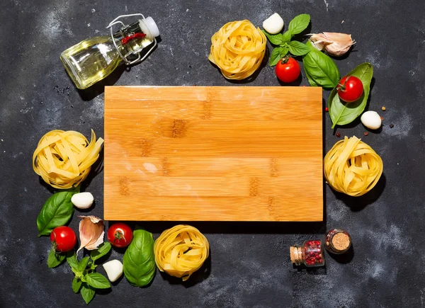Bir taş masa üst görünümünde taze ev yapımı makarna malzemeleri , kopya alanı