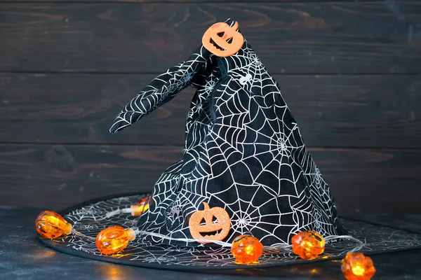 Halloween Jack Licht und trägt Hexenhut mit Spinnen auf dunklem Hintergrund — Stockfoto