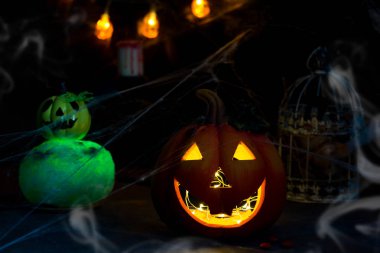 Cadılar Bayramı kabakkayalar cadı yeşil lamba topu ve siyah örümcek ağları