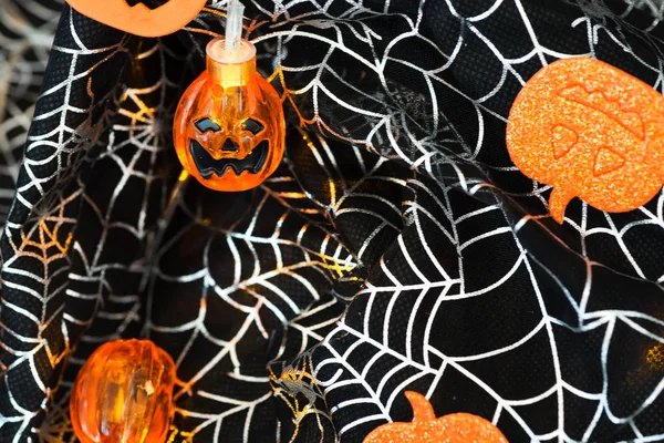 Halloween Jack lumière et portant un chapeau de sorcières avec des araignées comme arrière-plan — Photo