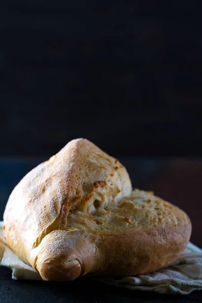 Domowy francuski chleb z serwetką na ciemnym tle, zbliżenie — Zdjęcie stockowe