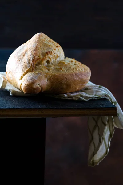 暗い背景にナプキンを持つ自家製フランスパン、コピースペース — ストック写真