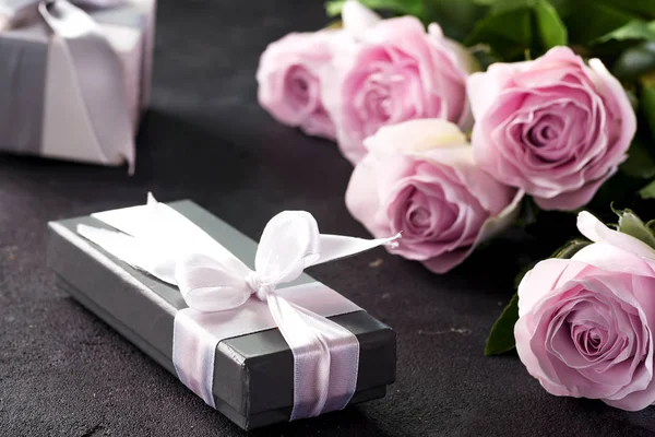 분홍색 장미와 돌 배경에 선물 상자. 빈티지 스타일, 꽃과 복고풍 인테리어. 텍스트를 위한 공간 — 스톡 사진