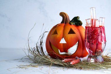 Domates suyu test tüpleri ve kabak jack ile Halloween kanlı cam . Kuru ot üzerinde parti içecekler