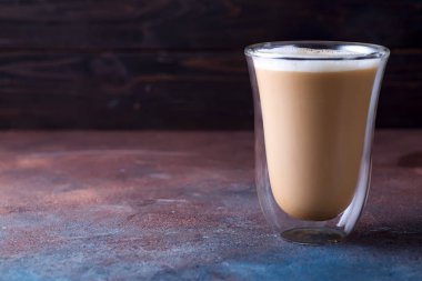 Taş koyu masa üzerinde kahve latte Cam fincan