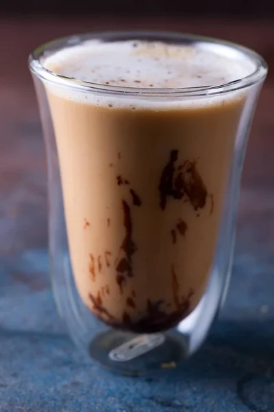 Стеклянная чашка кофе латте на каменном темном столе — стоковое фото