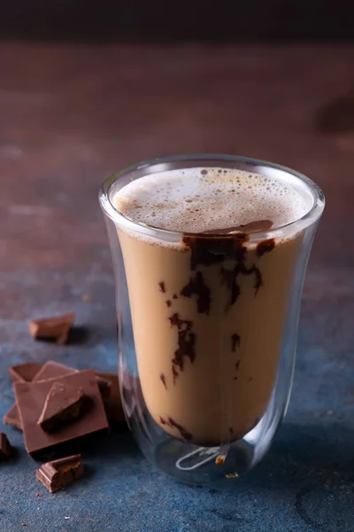 Γυάλινο φλιτζάνι καφέ λάτε με σοκολάτα σε πέτρινο σκούρο τραπέζι — Φωτογραφία Αρχείου