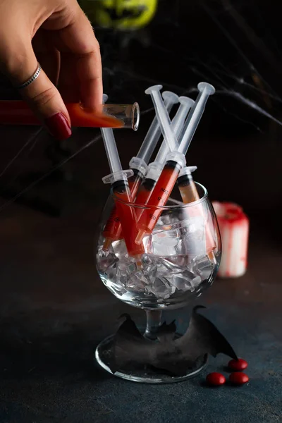 Bloody Mary cocktail i spruta med webb för Halloween festfirande. Svart sten bakgrund. — Stockfoto