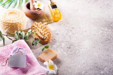 Sıfır atık kavramı. Çevre dostu banyo seti. fırçalar, deniz tuzu, havlu, cam şişe aroması ile, bast ve palmiye yaprağı