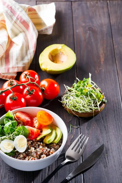 Quinoa, kiraz domates ve karışık yeşillik, avokado, yumurta ve ahşap arka plan üst görünümünde mikro yeşillik ile taze sağlıklı salata. Yiyecek ve sağlık. Süper yemek. Temiz yemek. Sağlıklı yaşam tarzı — Stok fotoğraf