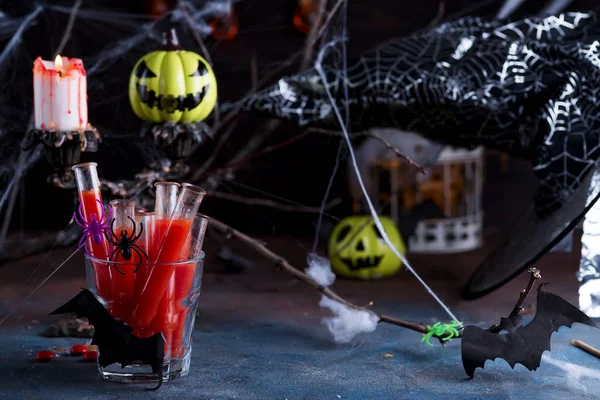 Cocktail sanglant dans des tubes de verre pour la fête d'Halloween. Fond en pierre noire — Photo