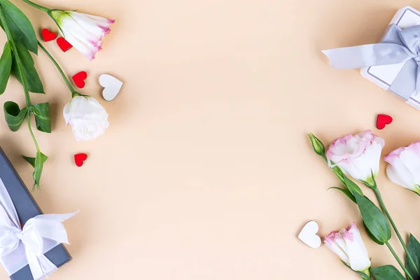 선물 상자와우 스투아 꽃은 어머니들을 위해 하루 또는 다른 휴일에 베이지 색 종이 배경 위에 꽃을 피운다. 복사 공간 — 스톡 사진