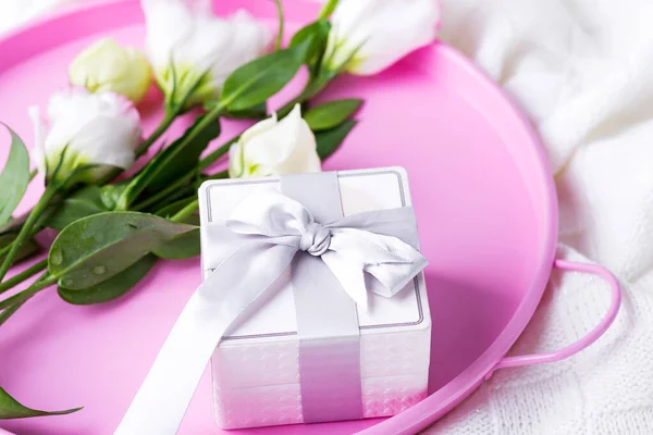 Dárkové krabice a pastelové květy eustom pro Valentýna nebo matky den na růžovém podnosu na posteli. Plochý styl. — Stock fotografie