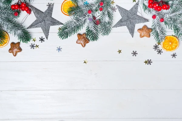 Fronteira de Natal isolada em branco, composta por ramos de abeto frescos e ornamentos em vermelho, ouro e prata. ay plano com espaço de cópia — Fotografia de Stock