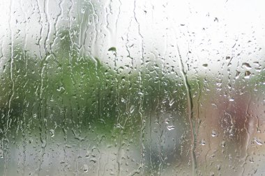 Arka planda yeşil renkte yağmur damlaları