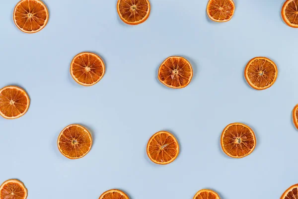 Torkade skivor av orange mönster på blå bakgrund — Stockfoto