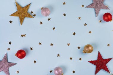 Mavi arka planda altın, gümüş ve kırmızı yıldızlardan oluşan Noel desenleri. Kış konsepti Düz yatıyordu.