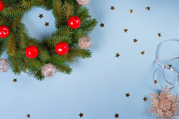淡淡的圣诞花环，星光点缀，蓝纸背对着，平坦平整 — 图库照片