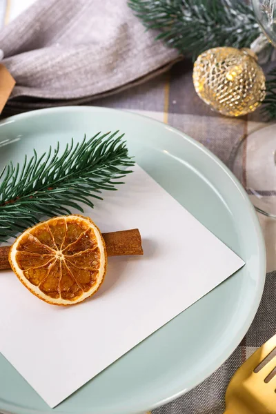 Navidad festiva y Año Nuevo detalles mesa de ajuste con naranja seca y canela en un textil gris. Comedor decorado —  Fotos de Stock