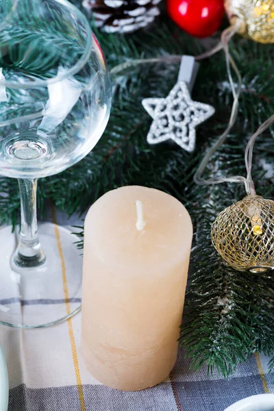 Navidad festiva y Año Nuevo detalles mesa con vela y vino de cristal en un textil gris. Comedor decorado —  Fotos de Stock