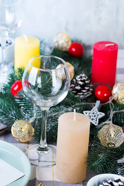 Navidad festiva y Año Nuevo detalles mesa con vela y vino de cristal en un textil gris. Comedor decorado —  Fotos de Stock