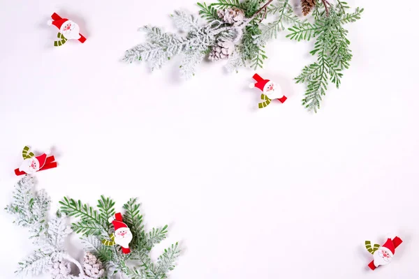 Sfondo natalizio. Ramo di abete di Natale con Babbo Natale su sfondo bianco. Copia spazio, vista dall'alto — Foto Stock