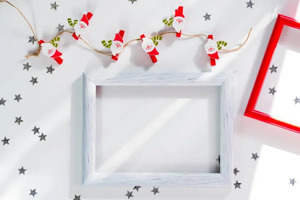 Buon Natale e nuovo modello di cornice anno. Babbo Natale, stella d'argento e cornici su bianco. Mockup piatto — Foto Stock