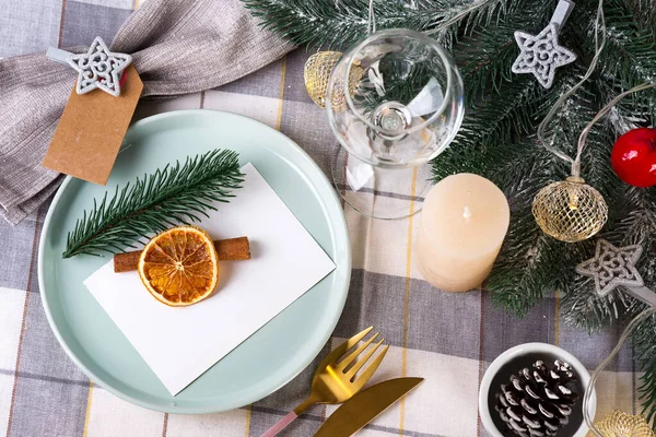 Natal festivo e Ano Novo detalhes mesa com laranja seca e canela em um têxtil cinza. Lugar de jantar decorado — Fotografia de Stock