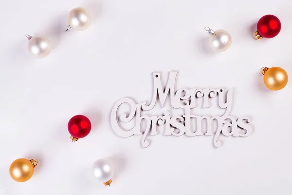 Boules de Noël et lettre Joyeux Noël isolé sur un fond blanc — Photo