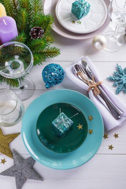 Noel beyaz masası için yeşil dallı mor dekor elementleri yerleştirin Noel ağacı