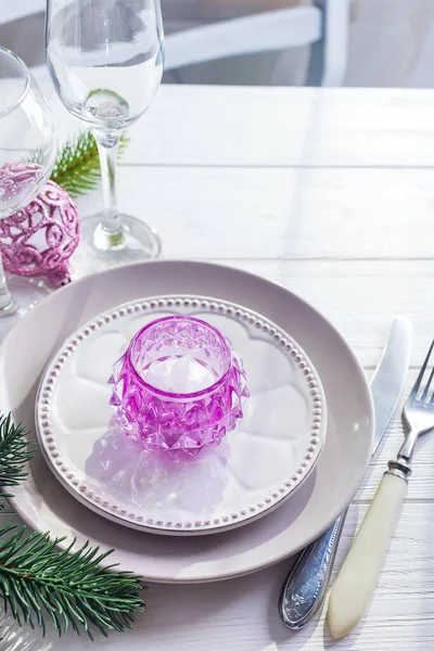 Coloque el ajuste de mesa para la mesa blanca de Navidad con elementos de decoración púrpura con ramas verdes Árbol de Navidad —  Fotos de Stock