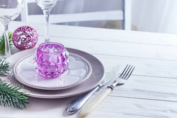 Coloque el ajuste de mesa para la mesa blanca de Navidad con elementos de decoración púrpura con ramas verdes Árbol de Navidad —  Fotos de Stock