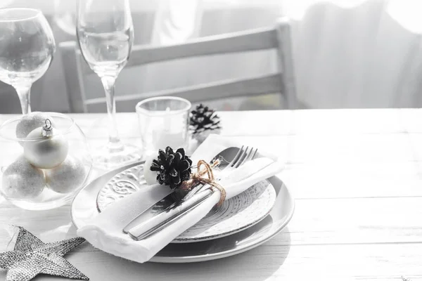 Coloque el ajuste de la mesa en la mesa blanca con elementos de decoración navideña. Color plata —  Fotos de Stock