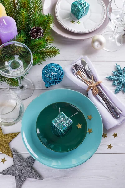 Coloque el ajuste de mesa para la mesa blanca de Navidad con elementos de decoración púrpura con ramas verdes Árbol de Navidad —  Fotos de Stock