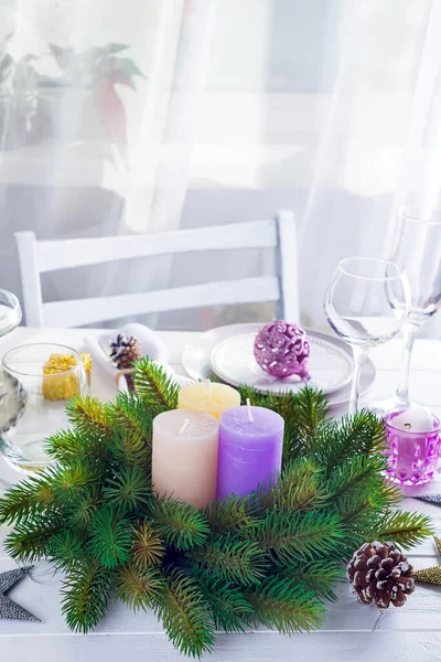 Coloque el ajuste de mesa para la mesa blanca de Navidad con elementos de decoración púrpura y corona verde árbol de Navidad —  Fotos de Stock