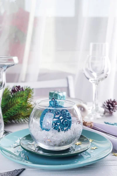 Coloque el ajuste de mesa para la mesa blanca de Navidad con elementos de decoración azul con ramas verdes Árbol de Navidad —  Fotos de Stock