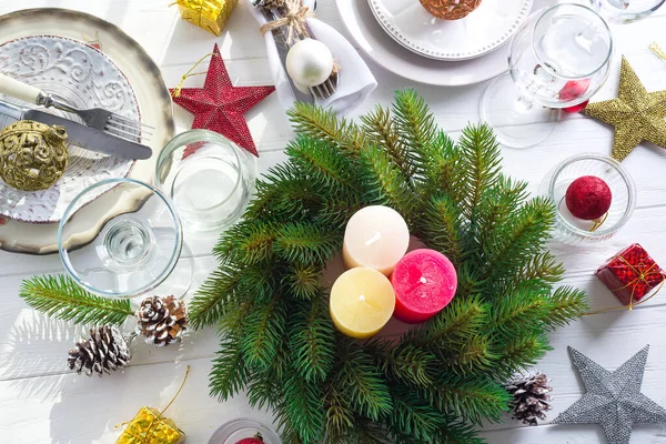 Coloque el ajuste de mesa para la mesa blanca de Navidad con elementos de decoración roja y corona verde Árbol de Navidad —  Fotos de Stock