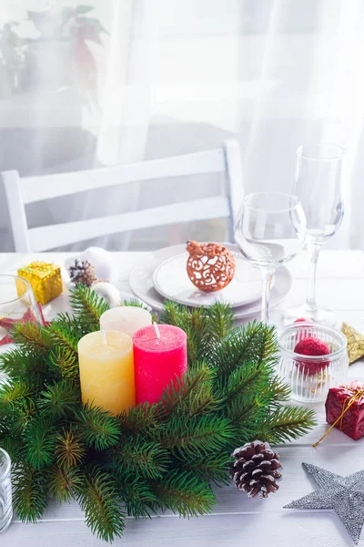 Coloque el ajuste de mesa para la mesa blanca de Navidad con elementos de decoración roja y corona verde Árbol de Navidad —  Fotos de Stock