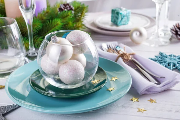 Place Tischdekoration für Weihnachten weißer Tisch mit blauen und silbernen Dekorelementen mit grünen Zweigen Weihnachtsbaum — Stockfoto