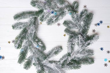 Gümüş yıldızlı beyaz ahşap bir Noel çelengi. Mesaj için yer var. El yapımı dekor