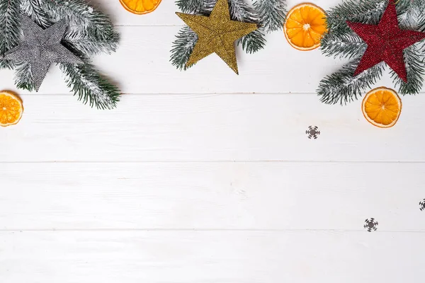 Vánoční přání s dekorem a větev jedle na bílém dřevěném pozadí. Horní pohled s kopírovacím prostorem pro vaše pozdravy — Stock fotografie