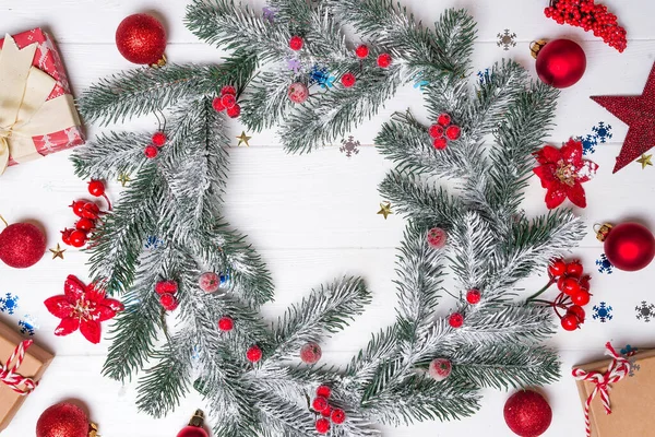 Cartão de felicitações de Natal com decoração e ramo de abeto em um fundo de madeira branco. Vista superior com espaço de cópia para suas saudações — Fotografia de Stock