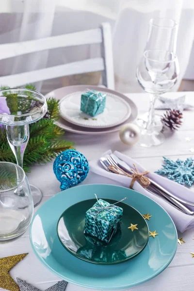 Coloque el ajuste de mesa para la mesa blanca de Navidad con elementos de decoración púrpura con ramas verdes Árbol de Navidad —  Fotos de Stock