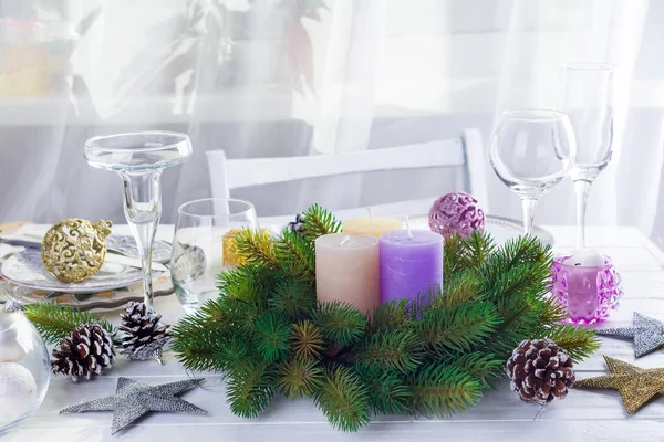 Coloque o ajuste de mesa para mesa branca de Natal com elementos de decoração roxa e coroa verde Árvore de Natal — Fotografia de Stock